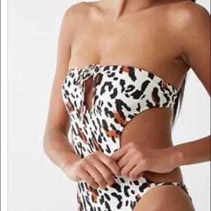 Leopard cut out one piece